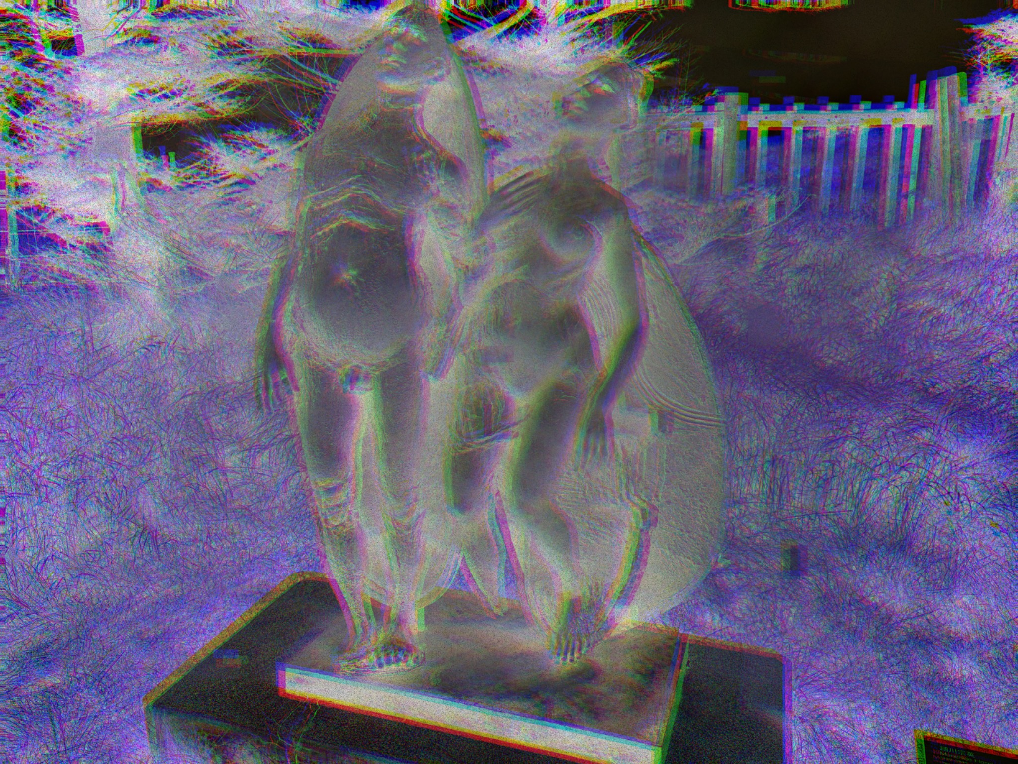 彫像を幻想的に崩したGlitch加工例